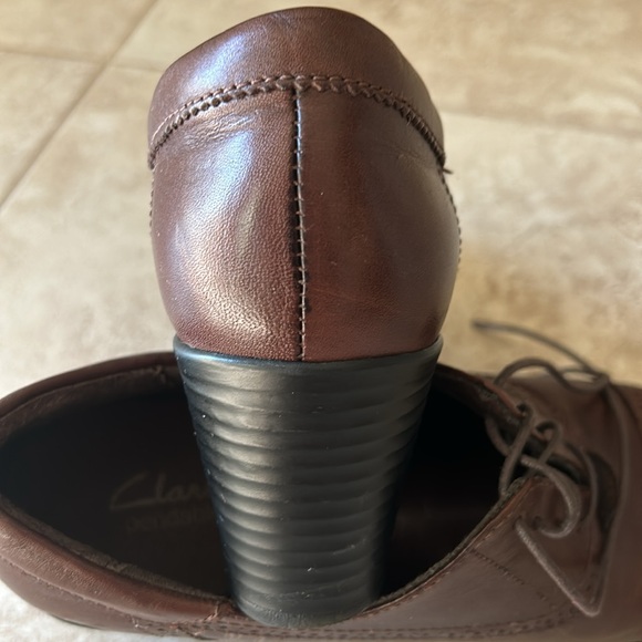 Like new Clarks Bendables Womens Size 8M Lace-up Brown Leather Oxford Heels - Picture 6 of 8